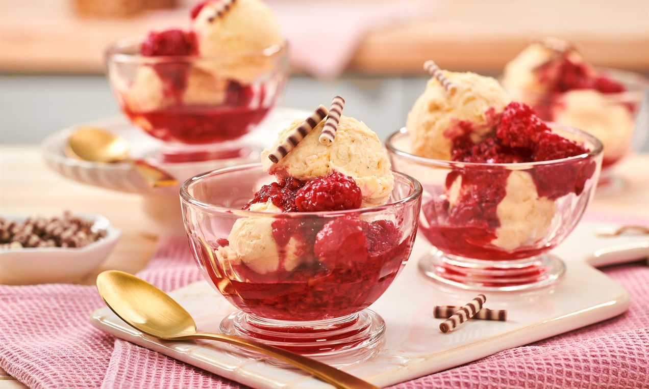 Vanilleeis mit heißen Himbeeren Rezept | Dr. Oetker