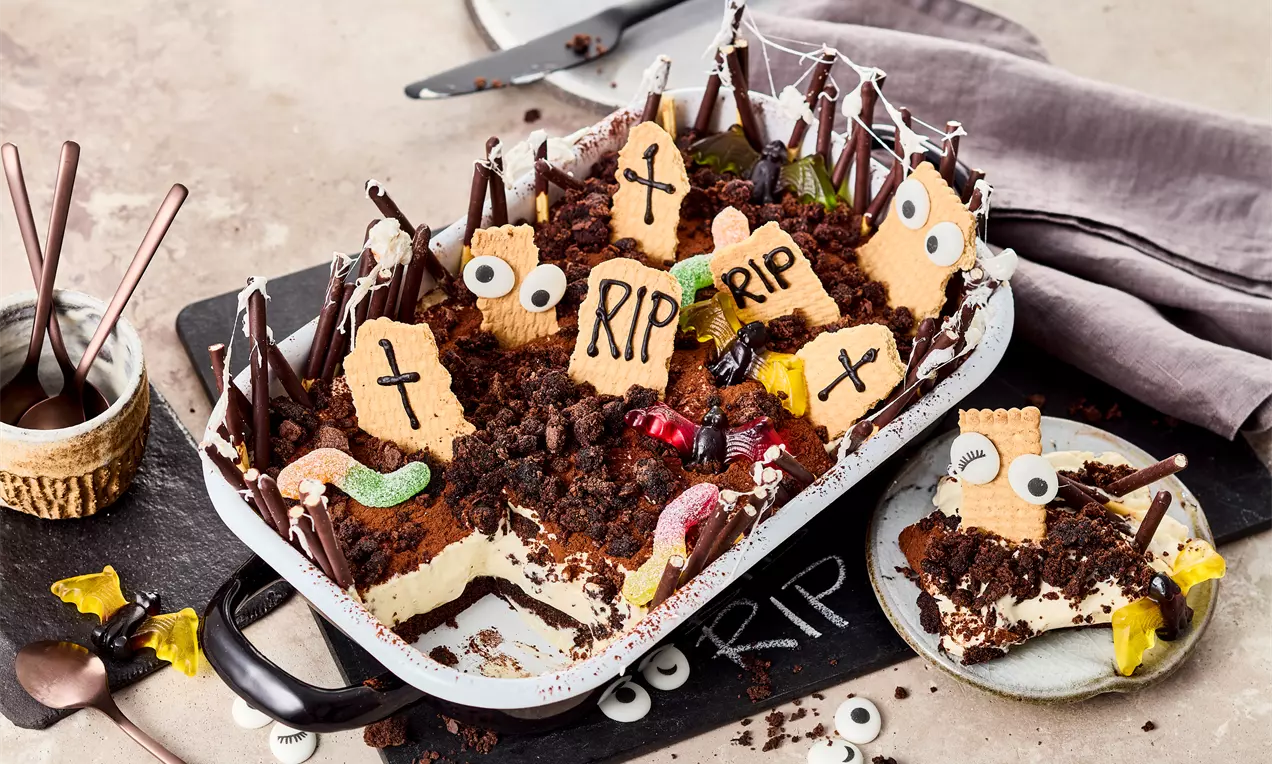 Halloween-Tiramisu mit Brownies, Mascarpone-Creme und gruselig-süßer Deko aus Butterkeks Grabsteinen – einfaches Rezept für ein süßes Dessert-Highlight auf jeder Halloween-Party.