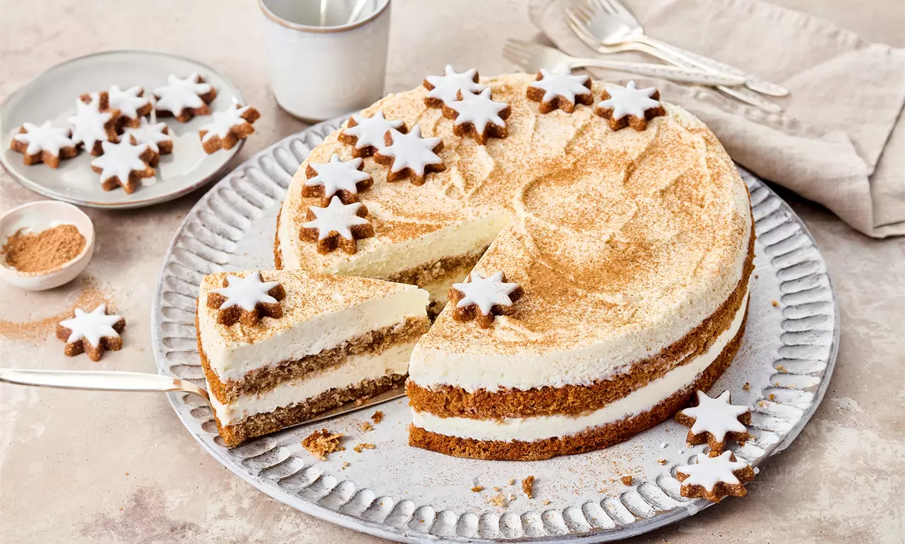 Zimtstern-Torte mit luftiger Zimt-Mousse und saftigem Biskuit – festliches Rezept für Weihnachten, ideal als Hingucker auf der Advents-Kaffeetafel.