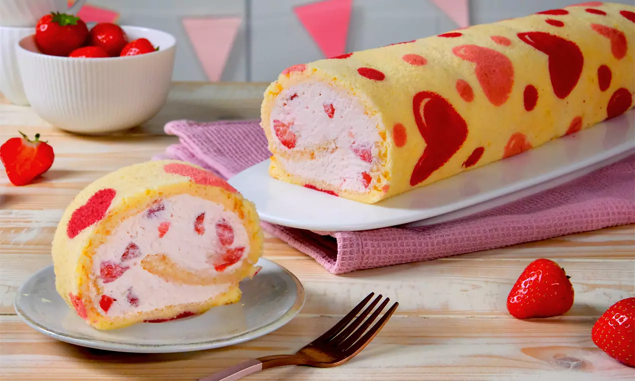 Backe diese fruchtige Erdbeer-Rolle mit Herzen – ein tolles Rezept, das dir garantiert gelingt. Perfekt als Geschenk für den Valentinstag.
