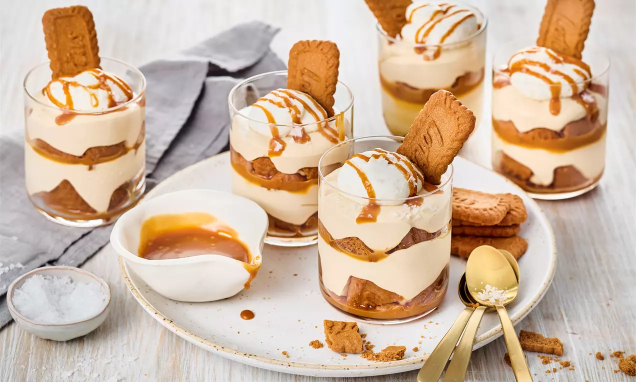 Salted Caramel Dessert mit Karamellcreme, Lotus-Keksen und Sahne – einfaches Rezept für süß-salzigen Genuss, schnell geschichtet und perfekt gekühlt.