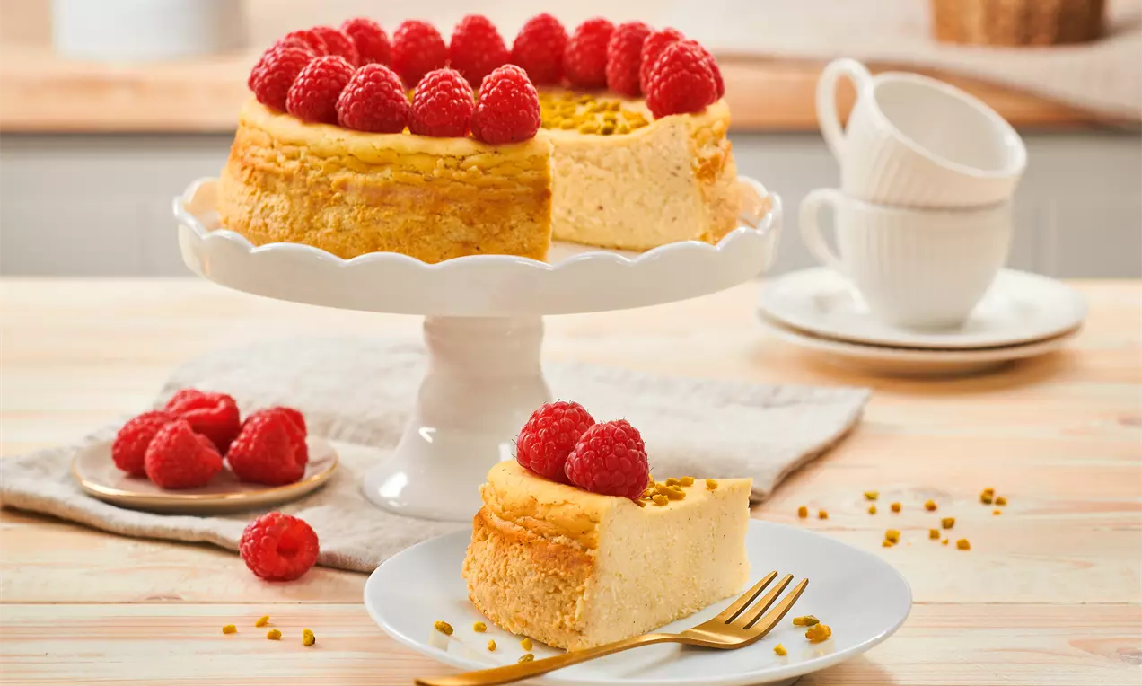 Low Carb Käsekuchen ohne Boden – einfaches Rezept mit Quark und Mandeln, wenig Kohlenhydrate, cremig und leicht. Ideal für bewusste Ernährung und fruchtig dekoriert mit Himbeeren.