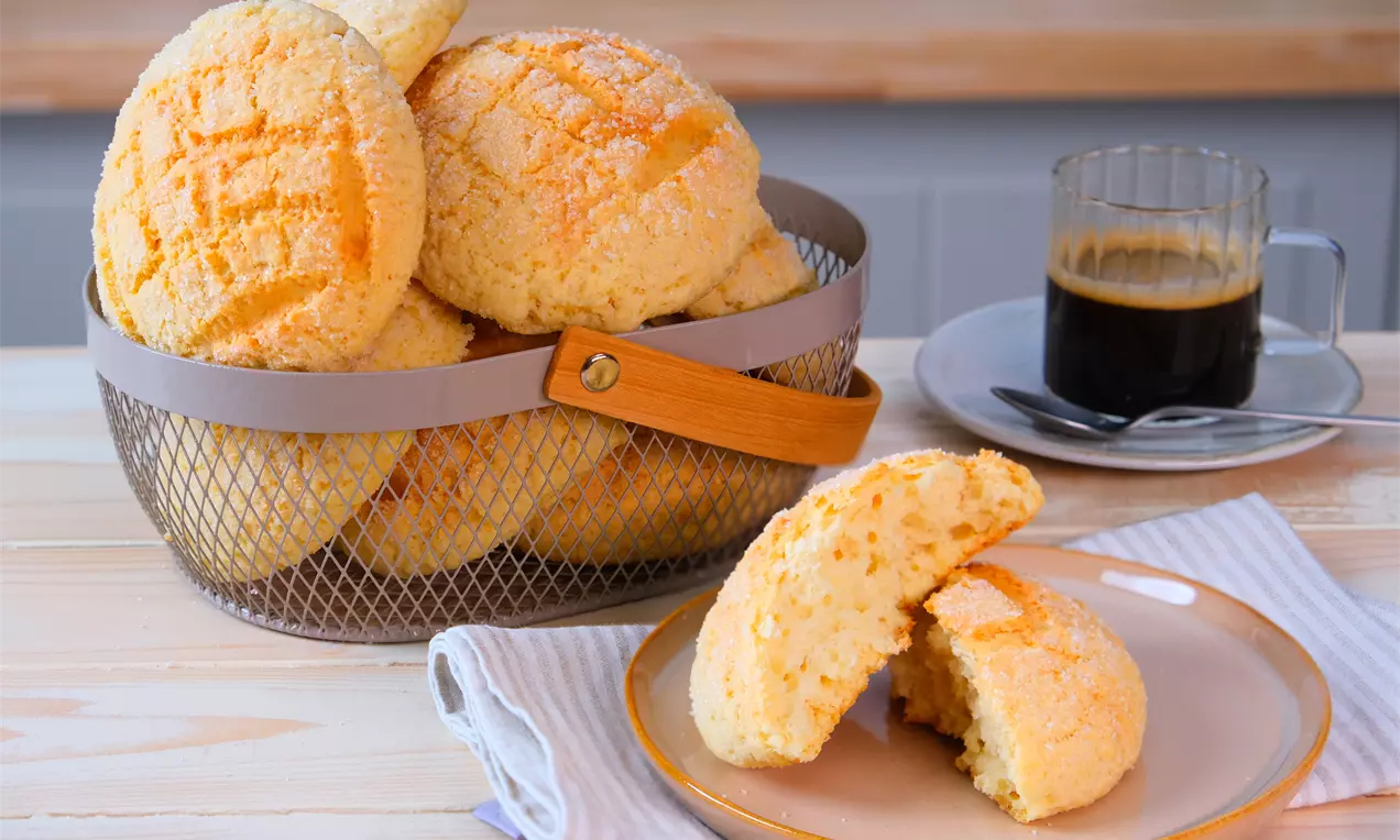 Melon Pan selber backen – japanische Hefebrötchen mit knuspriger Mürbeteig-Kruste und fluffigem Inneren. Einfaches Rezept für süßes Gebäck mit besonderem Geschmack entdecken.