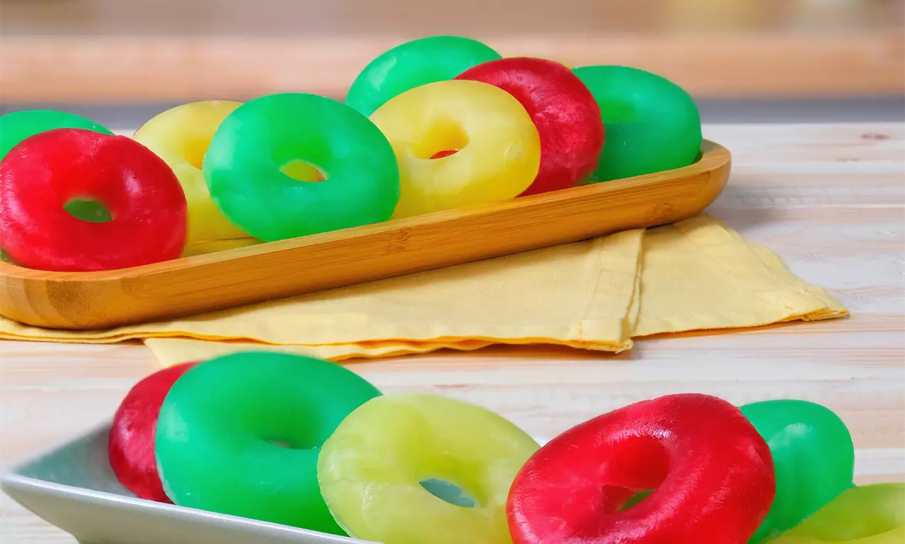 Wackelpudding-Bier mit Zitronengötterspeise und Sahne als Bierschaum – originelles Dessert für Oktoberfest, Partys oder als witzige Überraschung.“