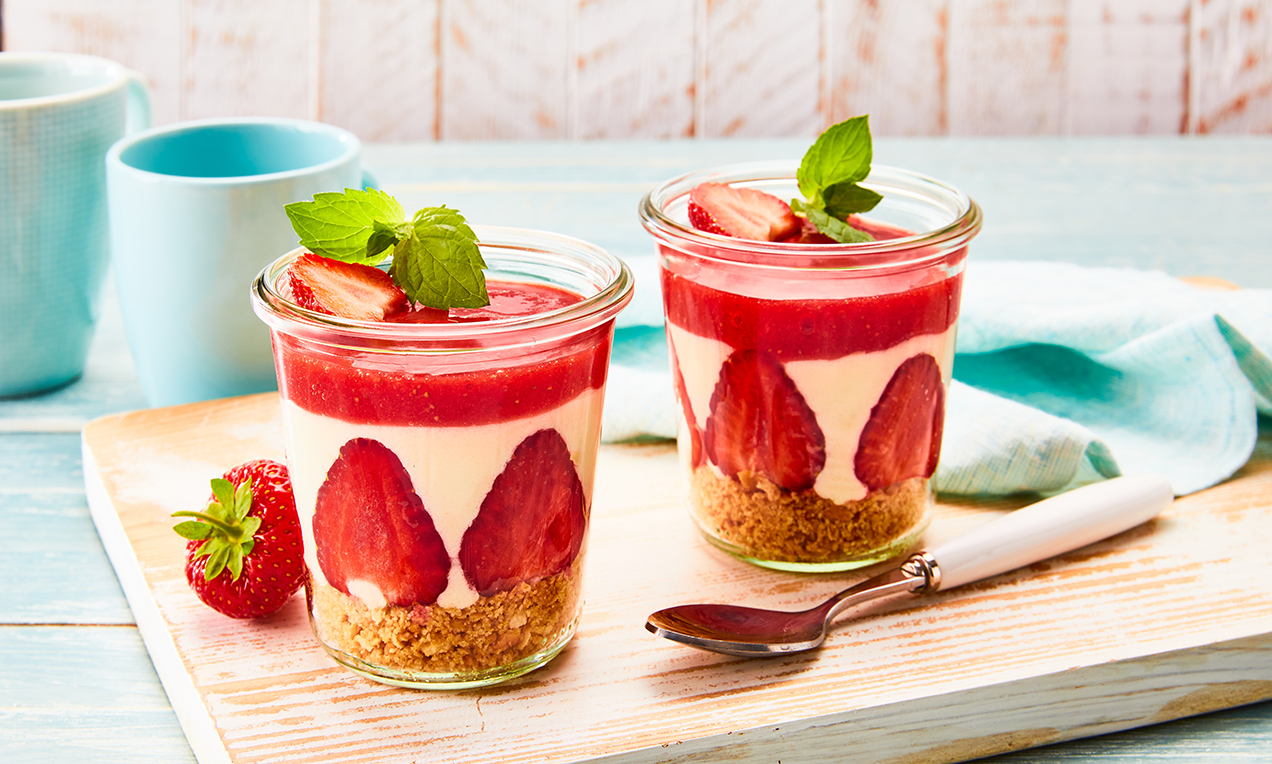 Erdbeer-Dessert im Glas mit Butterkeksen Rezept | Dr. Oetker