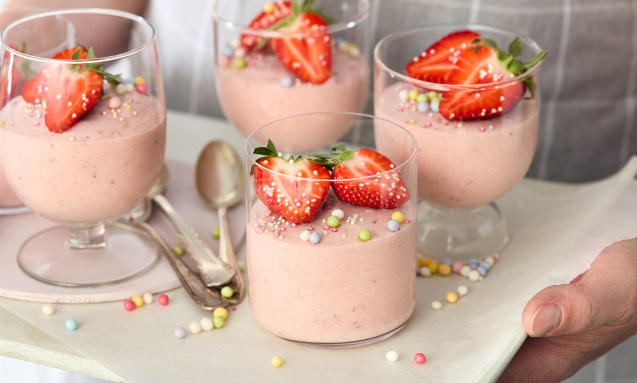Erdbeer-Buttermilch-Dessert Rezept | Dr. Oetker